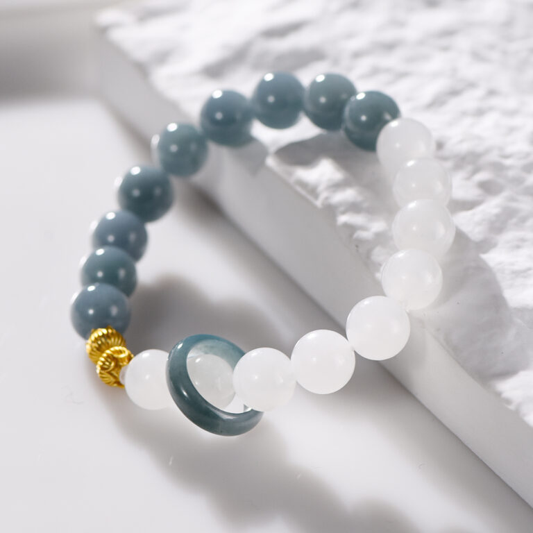 This is a jade bracelet suitable for giving to mothers and girlfriends on Women's Day