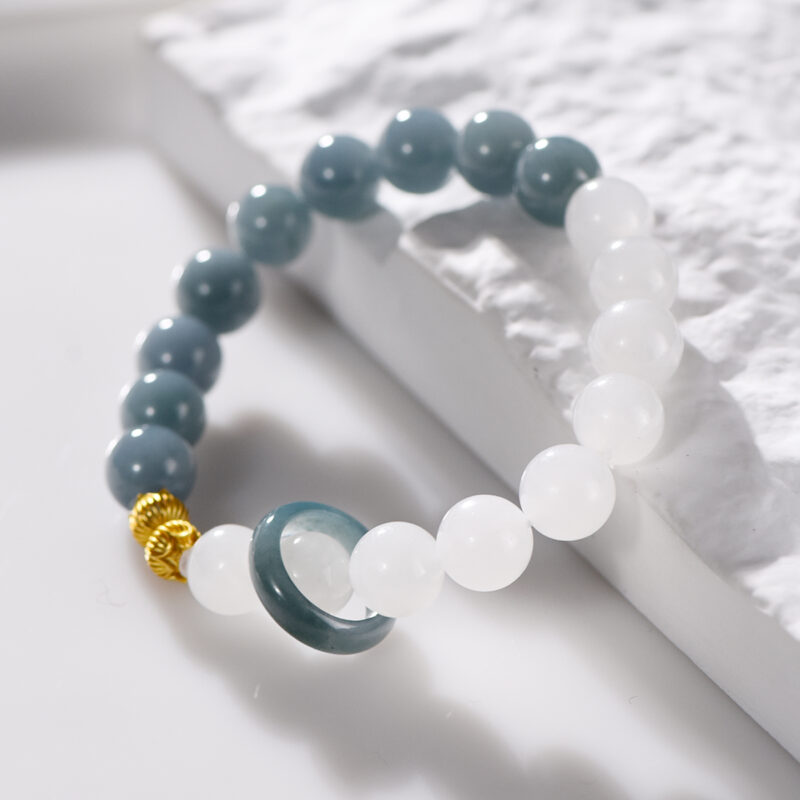 This is a jade bracelet suitable for giving to mothers and girlfriends on Women's Day
