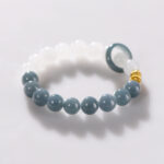 This is a jade bracelet suitable for giving to mothers and girlfriends on Women's Day