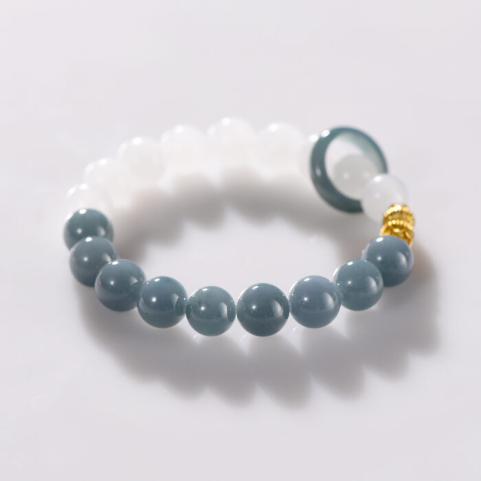This is a jade bracelet suitable for giving to mothers and girlfriends on Women's Day