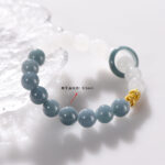 This is a jade bracelet suitable for giving to mothers and girlfriends on Women's Day