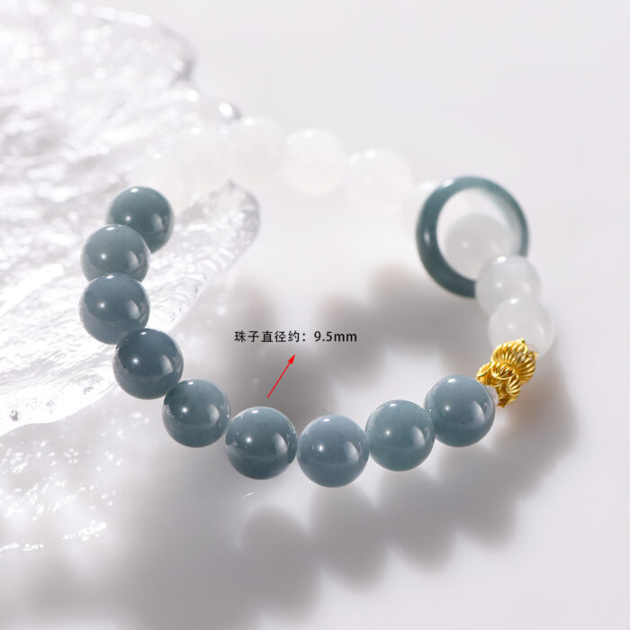 This is a jade bracelet suitable for giving to mothers and girlfriends on Women's Day