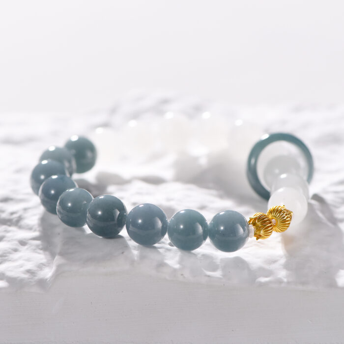 This is a jade bracelet suitable for giving to mothers and girlfriends on Women's Day