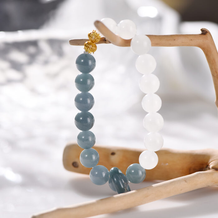 This is a jade bracelet suitable for giving to mothers and girlfriends on Women's Day