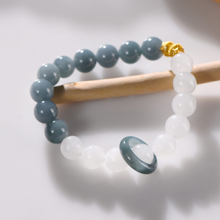 Women's Day We select high-quality crystal bracelets, inspired by traditional culture and incorporating classic elements of Chinese studies to make your soul more beautiful.